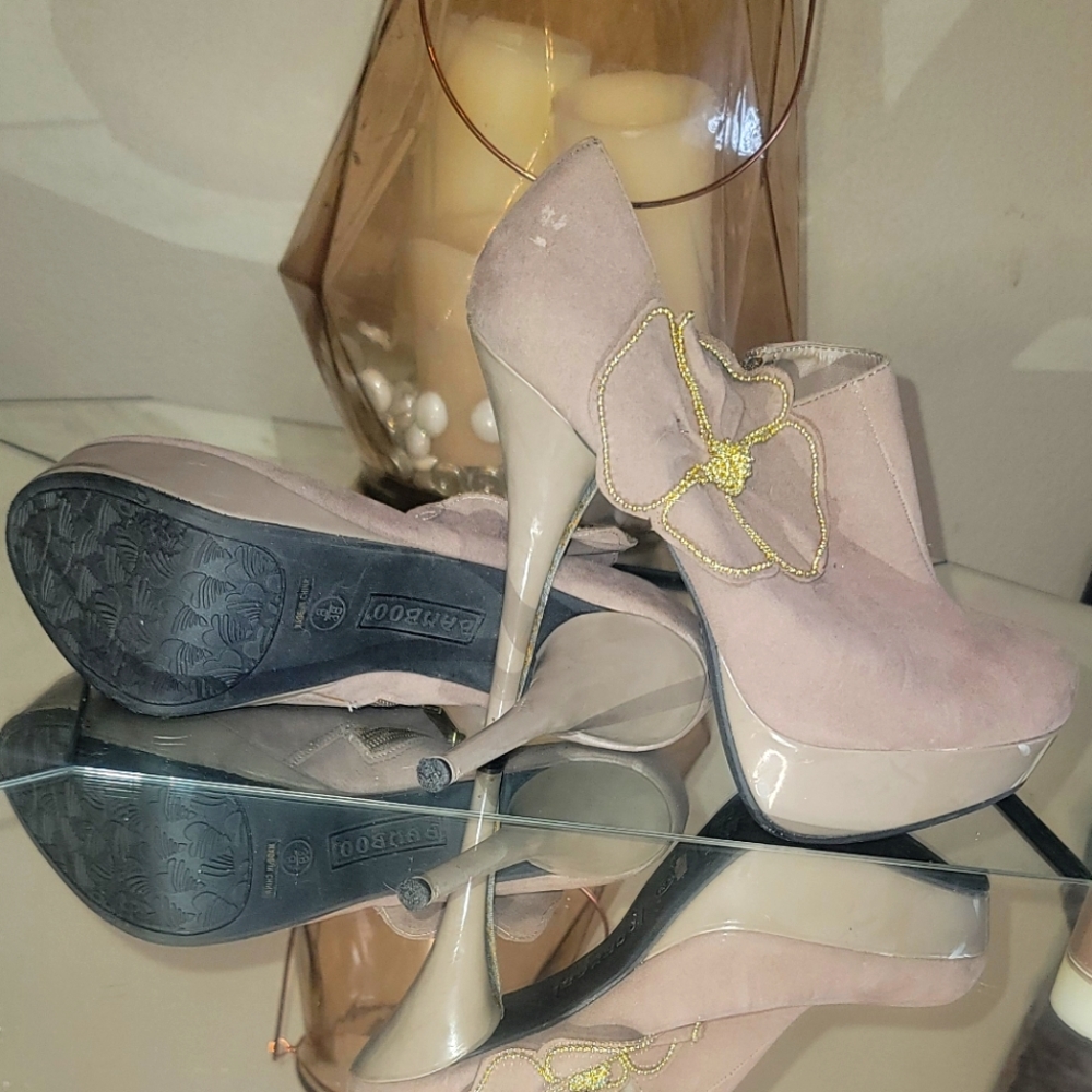 Beige ankle boot with bow